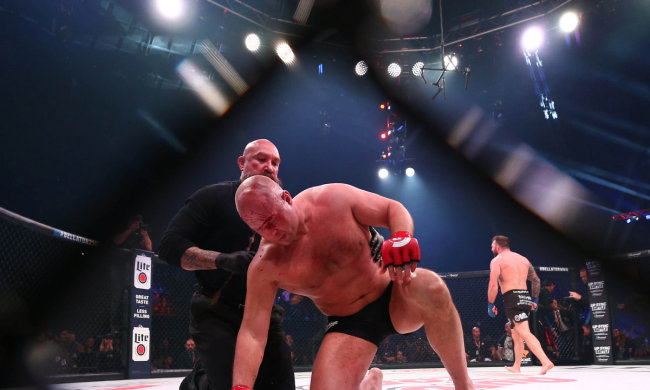 Райан Бейдер нокаутував Федора Ємельяненка на турнірі Bellator 214