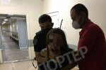 У Дніпрі неадекватна мати молилася з дітьми і покусала копів: "Пішов геть, диявол!"