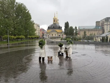 Скульптури Кия, Щека, Хорива та Либеді у трипільському вбранні на Поштовій площі