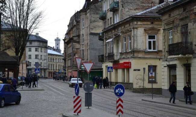 "Мені по**й на твою заяву, т**рюко": у Львові озвіріла господиня квартири побила студенток, відео 18+