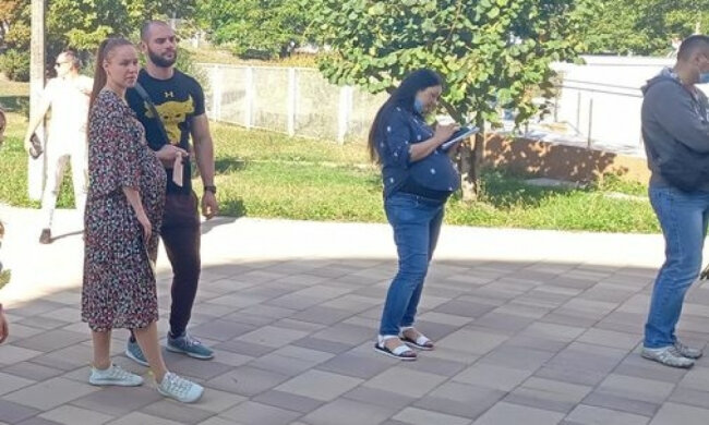 У Києві вагітні стоять годинами в черзі в пологовий: "Одна мало не народила на лавці"