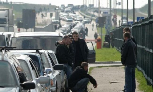 Километровые очереди и пробки: тысячи украинцев застряли на границе