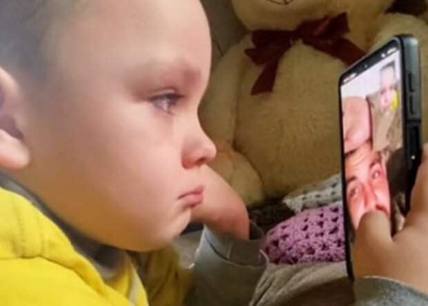 Мальчик скучает по отцу-военному, кадр из видео