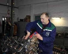 Працівники полтавського водоканалу ремонтують техніку із АТО