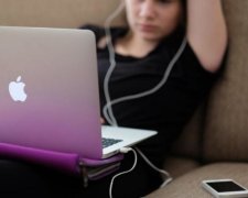 Ребенок смотрит взрослые фильмы: что делать родителям