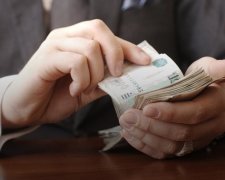 Чиновники з травня отримуватимуть 50% надбавки до зарплати