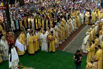 У Києві стартувала Хресна хода ПЦУ: сотні тисяч вірян моляться за Україну, відео онлайн