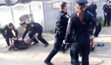 Днепровские копы набросились на активиста за видеосъемку