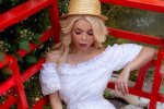 Гросу выставила на показ любимого мужа, у "голого короля" заметили странности: "Козлиные копытца?"