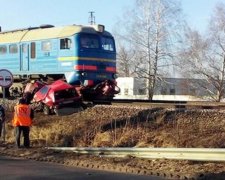 Автобус з робітниками намагався проскочити переїзд: 17 трупів