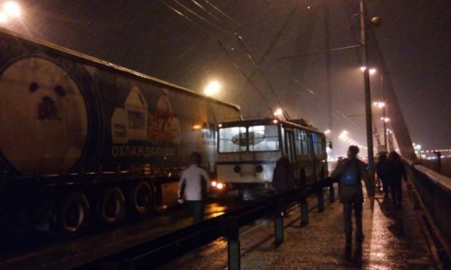 Водитель киевского троллейбуса погиб в жутком ДТП: фото