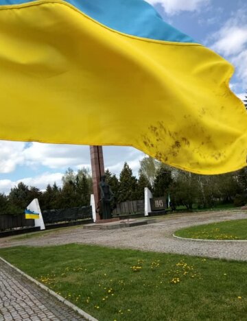 Надругательство над флагом, фото: Инна Суверток / Facebook