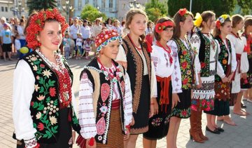 Праздник вышиванки на Галичине ко Дню независимости (фото)