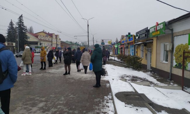 Прогноз погоди на початок робочого тижня: дістаємо дощовики, а пуховики ще не ховаємо