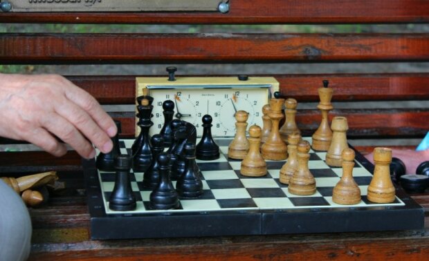 Шах і мат: львів'янин розправився з пенсіонером під час гри "для розумників", моторошний момент потрапив на відео