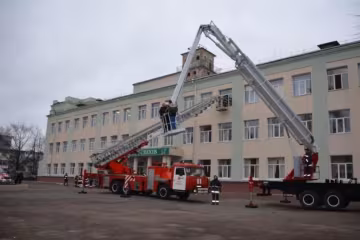 Сотні дітей намагаються врятувати із "газової камери" у школі: подробиці