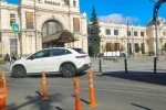 Перекрытые столбиками проезды на площади Дворцовой во Львове