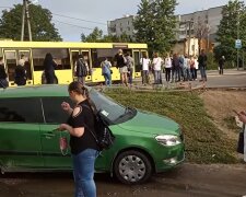 Львів'ян маринують у кілометрових чергах на маршрутки, у юрби здали нерви - "Садовий, де транспорт?"