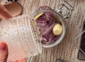 Маринованный лук, кадр из видео