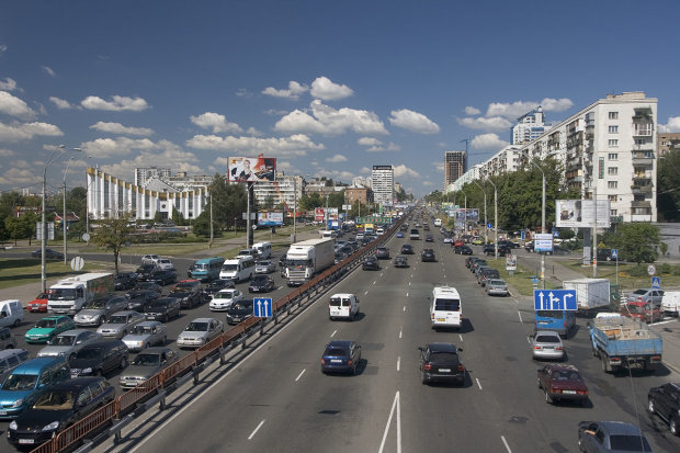 Автобус устроил кровавое месиво на киевском проспекте: видео не для слабонервных