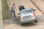У Харкові машина потрапила в пастку, залишену комунальниками Кернеса