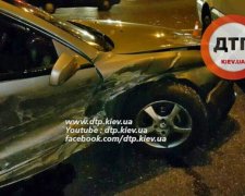 У київській ДТП авто розкидало у різні боки по всій дорозі (відео)