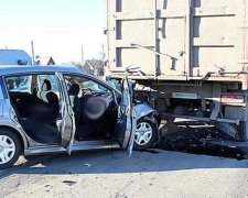 Аварія з вантажівкою занапастила чотирьох людей (фото)