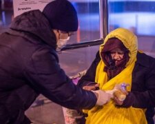 У столиці волонтери УПЦ щодня годують замерзлих бездомних / фото Сергій Рижков