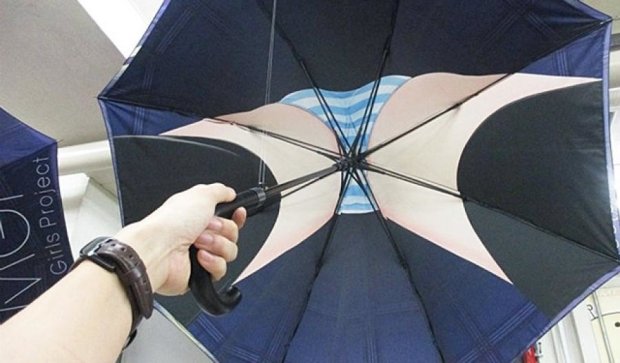 Японцы без ума от зонтиков с трусиками аниме-школьниц (фото)