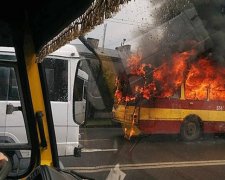 Во Львове загорелся троллейбус (фото, видео)