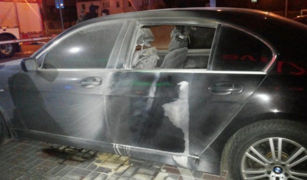 Во Львове ночью неизвестные подорвали BMW (фото)