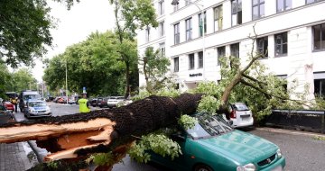 Тисячі заробітчан опинилися у полоні: нещадна стихія руйнує все на своєму шляху, рятувальники ледве тримають оборону