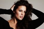 Прикрила руками: оголена модель plus-size показала свої принади