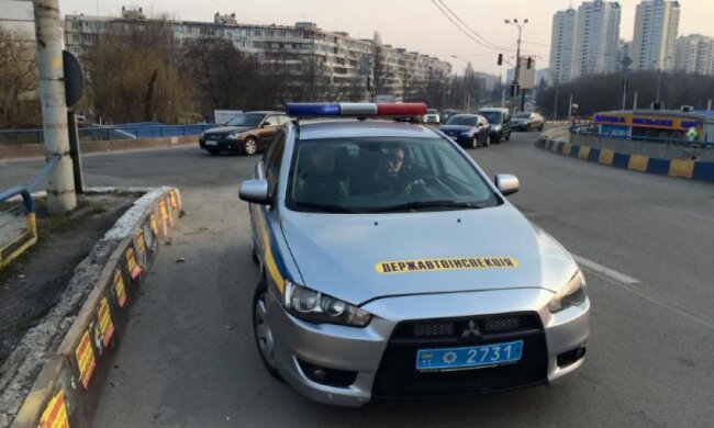 Інспектора ДАІ оштрафували за фото в Facebook