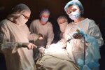 Львовские медики удалили гигантскую опухоль у 14-летней девочки: величиной с баскетбольный мяч