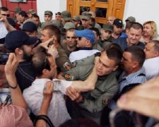 В Одессе горячо: горсовет штурмовали сотни обманутых граждан