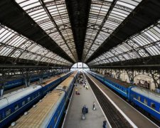 Укрзалізниця відкрито затарюється в Росії