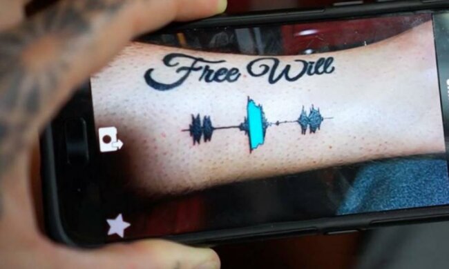 Голос покійної бабусі: екстремалка набила собі звукове тату