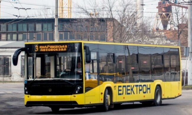Львівського маршрутника поставили "на коліна" через  Путіна, гримить скандал: "Закрий м*рду"