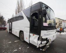 Военный автобус протаранил легковушку в Киеве: видео