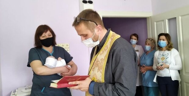 У лікарні охрестили хлопчика, фото "Суспільне"