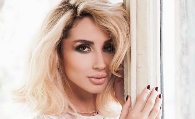 Лобода налякала синіми колінами після концерту: "Я кульгаю"