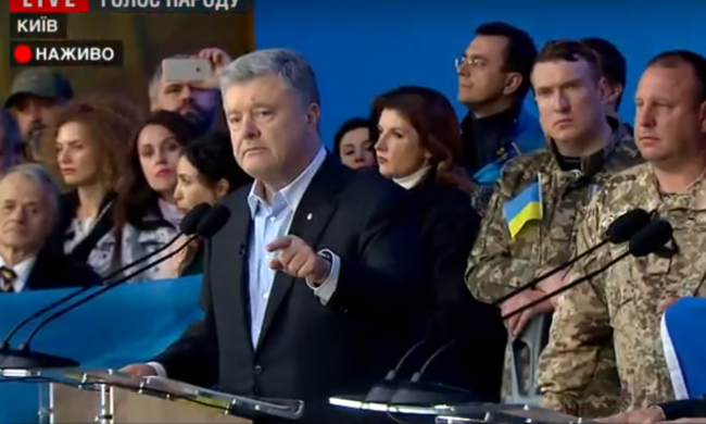 Порошенко не зміг відповісти на питання Зеленського: українці освистують президента