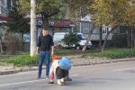 У Франківську безнога пенсіонерка переповзає дорогу, кадр з репортажу Вікна-новини: Facebook