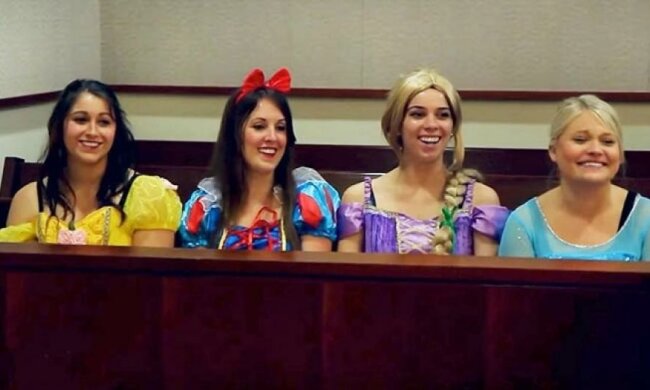 На слухання по всиновленню до зали суду прийшли Снігова Королева та Спляча Красуня