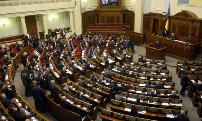 Законотворча робота деяких депутатів – це робота на сміттєвий бак, - політолог