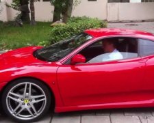 Російський екс-чиновник поганяв на Ferrari по торговому центру: відео