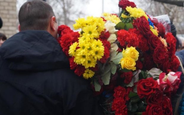 Со слезами на глазах: Украина простилась с молодым бойцом, погибшим на Донбассе
