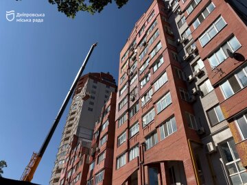 Ремонтні роботи у пошкодженому обстрілами будинку в Дніпрі