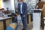 Мер Франківська Марцінків подарував комунальникам мішок цементу: "Погано працюєте"